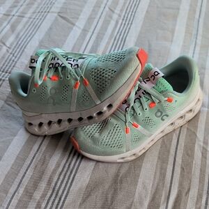 Womens On Cloudsurfer Size 7